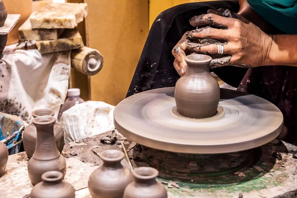 Händer som arbetar med keramik. — Stockfoto