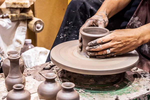 Руки, работающие на керамике . — стоковое фото