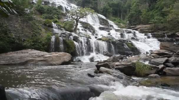 Mae Ya waterfall. — Stock Video