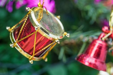 Kırmızı davul oyuncak.