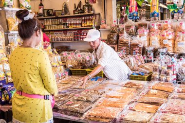 Alışveriş satın kurutulmuş deniz ürünleri.