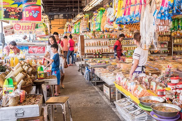 Compradores compram frutos do mar secos . — Fotografia de Stock
