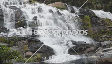Kayaların üzerinden akan dağ deresi.