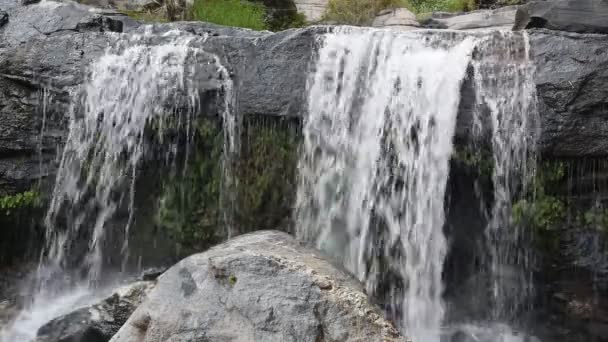 Gebirgsbach fließt über Felsen. — Stockvideo