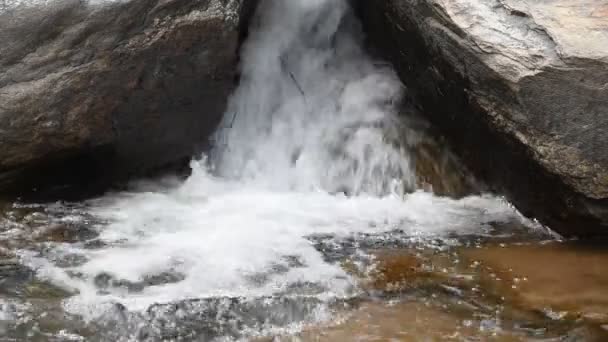 Gebirgsbach fließt über Felsen. — Stockvideo