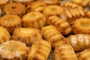 Ev yapımı kurabiyeler kaba bir çuval bezi üzerinde. Kapatın. Çay partisi.