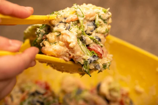 这个女孩用虾仁做了一份自制蔬菜沙拉 靠近点自制食品 — 图库照片