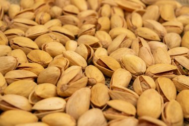 Çuval bezinde tuzlu şam fıstığı var. Kapat.