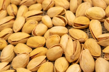 Çuval bezinde tuzlu şam fıstığı var. Kapat.