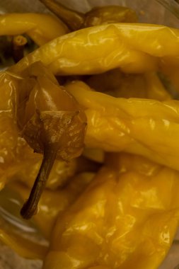 Cam tabakta sıcak yeşil biber. Köy yemeği. Kapat.