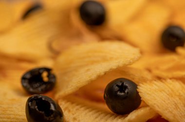 Çıtır, lezzetli, zeytinli patates cipsi. Kapat.