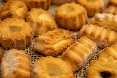 Ev yapımı kurabiyeler kaba bir çuval bezi üzerinde. Kapatın. Çay partisi.