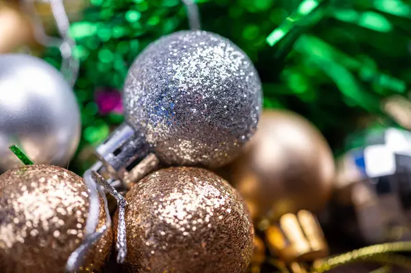 Balões Brilhantes Elementos Ouropel Coloridos Decoração Árvore Natal Close Foco — Fotografia de Stock