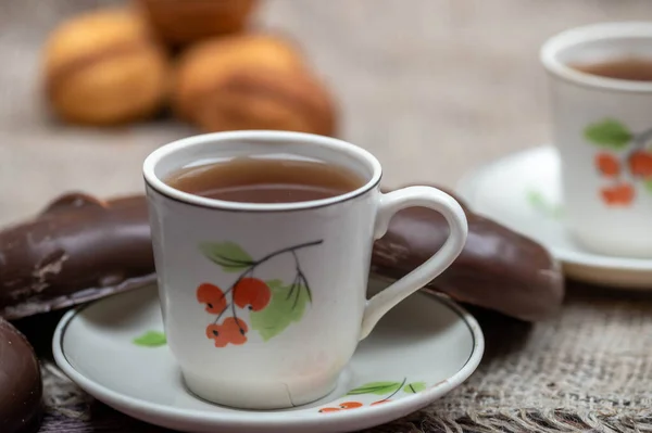 Liten Mugg Chokladkaka Och Hembakade Kakor Bakgrund Grova Hemspunnet Tyg — Stockfoto