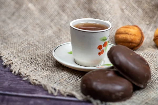 Small Mug Tea Chocolate Cake Homemade Cookies Background Coarse Homespun — Stock Photo, Image