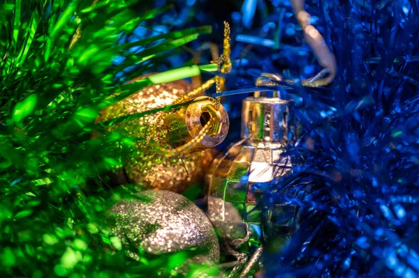Lesklé Balónky Barevné Cínové Prvky Vánoční Ozdoby Stromků Detailní Záběr — Stock fotografie