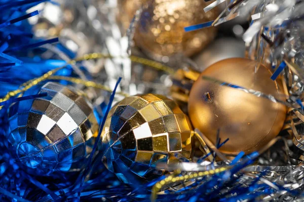 Balões Brilhantes Elementos Ouropel Coloridos Decoração Árvore Natal Close Foco — Fotografia de Stock