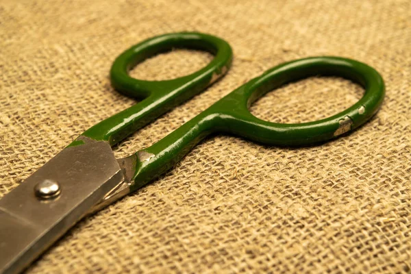 Large Vintage Scissors Lie Rough Homespun Fabric Close — Stock Photo, Image