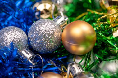 Parlak balonlar ve Noel ağacı dekorasyonunun renkli gösterişli unsurları, yakın plan, seçici odaklanma. Yeni yıl ve Noel