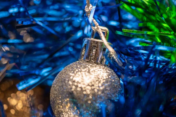 Λαμπερό Μπαλόνια Και Πολύχρωμα Στοιχεία Tinsel Διακόσμηση Χριστουγεννιάτικο Δέντρο Γκρο — Φωτογραφία Αρχείου