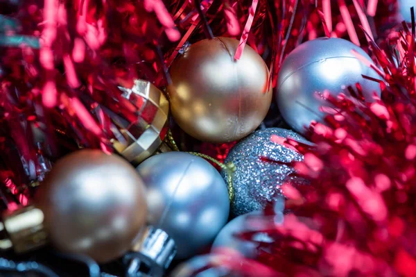 Glänsande Ballonger Och Färgglada Tinsel Inslag Julgran Dekoration Närbild Selektiv — Stockfoto