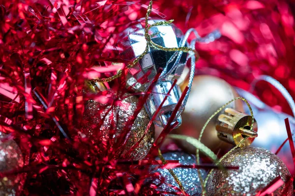 Glänzende Luftballons Und Bunte Lametta Elemente Des Christbaumschmucks Nahaufnahme Selektiver — Stockfoto