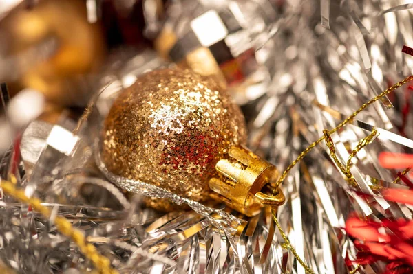 Vackra Glaskulor Och Färgade Tinsel Inslag Julgran Dekoration Nyår Och — Stockfoto