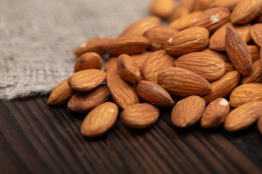 Bademler masaya saçılmış. Yakın çekim, seçici odaklanma