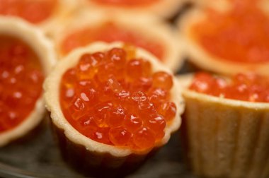 Tabakta somon havyarlı turta. Yakın çekim, seçici odaklanma