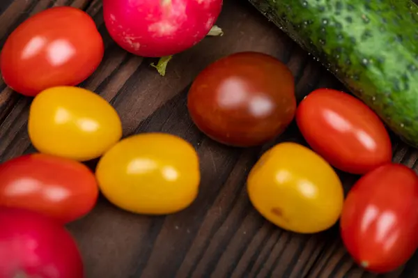 Groene Komkommers Rijpe Radijs Kleurrijke Tomaten Verspreid Tafel Close Selectieve — Stockfoto