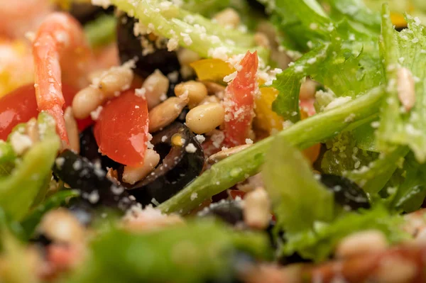 Gemüsesalat Mit Garnelen Und Pinienkernen Auf Einem Teller Selbstgemachtes Nahaufnahme — Stockfoto