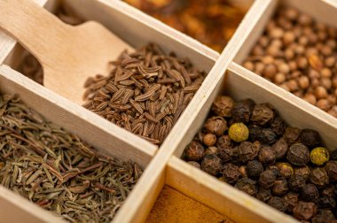 Tahta bir kutuda farklı baharatlar seti. Yakın çekim, seçici odaklanma