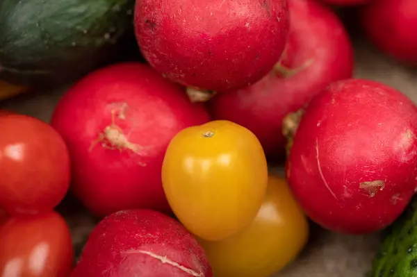 Groene Komkommers Rijpe Radijs Kleurrijke Tomaten Verspreid Tafel Close Selectieve — Stockfoto