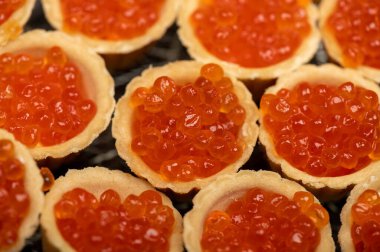 Tabakta somon havyarlı turta. Yakın çekim, seçici odaklanma