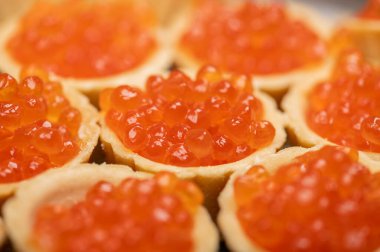 Tabakta somon havyarlı turta. Yakın çekim, seçici odaklanma