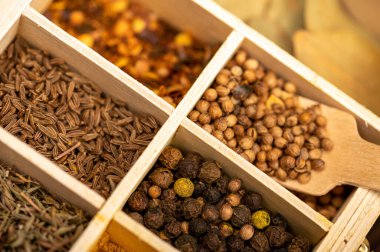 Tahta bir kutuda farklı baharatlar seti. Yakın çekim, seçici odaklanma