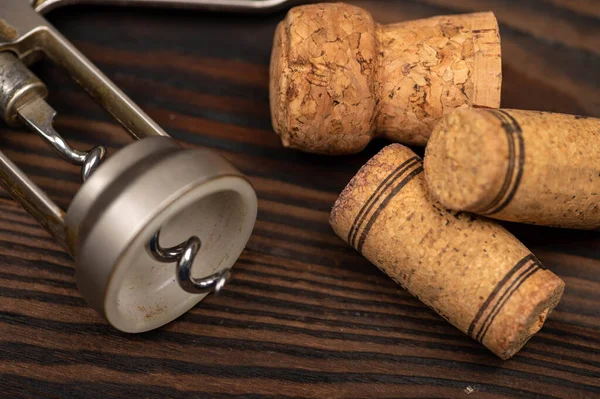 Sacacorchos Corchos Botellas Vino Una Mesa Madera Primer Plano Enfoque —  Fotos de Stock