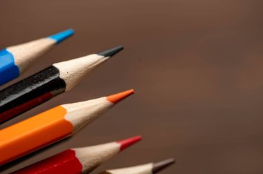 Bir kaç renkli kalem var. Yakın çekim, seçici odaklanma