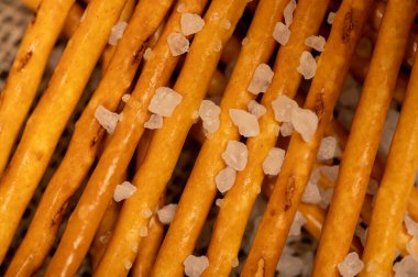 Tuzlu ekmek şeritleri lezzetli çerez yüzey dokusunu yayar. Yakın çekim, seçici odaklanma.