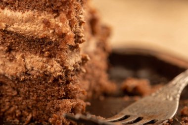 Çikolatalı pasta ve metal çatal. Yakın çekim, seçici odaklanma