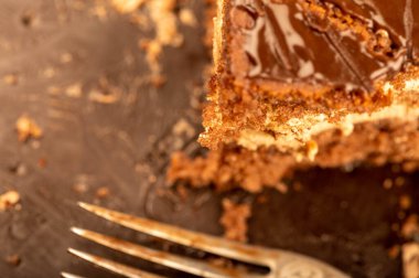 Çikolatalı pasta ve metal çatal. Yakın çekim, seçici odaklanma