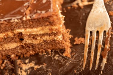 Çikolatalı pasta ve metal çatal. Yakın çekim, seçici odaklanma