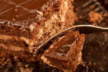 Çikolatalı pasta ve metal çatal. Yakın çekim, seçici odaklanma