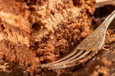 Çikolatalı pasta ve metal çatal. Yakın çekim, seçici odaklanma
