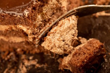 Çikolatalı pasta ve metal çatal. Yakın çekim, seçici odaklanma