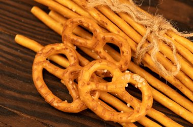 Masaya dağılmış tuzlu ekmek ve tuzlu krakerler. Seçici odaklanmayı kapat.