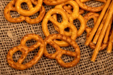 Masaya dağılmış tuzlu ekmek ve tuzlu krakerler. Seçici odaklanmayı kapat.