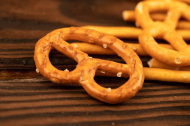 Masaya dağılmış tuzlu ekmek ve tuzlu krakerler. Seçici odaklanmayı kapat.