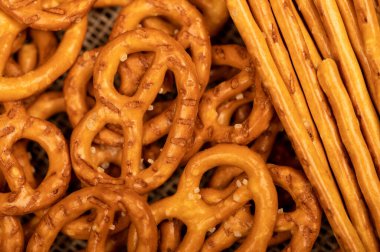 Masaya dağılmış tuzlu ekmek ve tuzlu krakerler. Seçici odaklanmayı kapat.