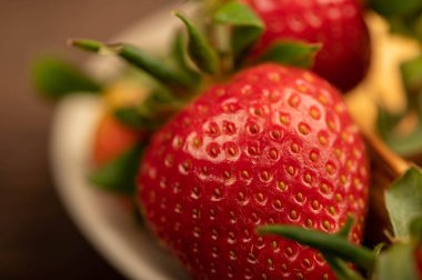 Taze kırmızı çilekler ve geleneksel Rus krepleri. Shrovetide haftası. Yakın çekim, seçici odaklanma.